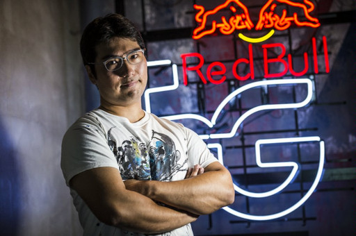 ���������꡼ No.018�Υ���ͥ������ / ��Red Bull 5G 2015�פ�����ɽ�����郎���š�2015ǯ12��Ρ�FINALS�פ˸�����4��������췳�ե����ʥꥹ�Ȥ����Ф��줿�������ͤ��ݡ���