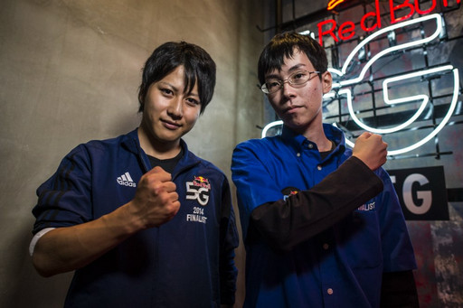 ���������꡼ No.021�Υ���ͥ������ / ��Red Bull 5G 2015�פ�����ɽ�����郎���š�2015ǯ12��Ρ�FINALS�פ˸�����4��������췳�ե����ʥꥹ�Ȥ����Ф��줿�������ͤ��ݡ���