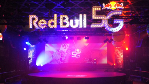 画像ギャラリー No.002のサムネイル画像 / 「LoVA」「DOA5LA」など,ジャンルの異なる5タイトルでの東西戦。2連覇を狙う西軍ホームで開催された「Red Bull 5G 2015 FINALS」レポート
