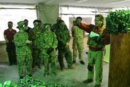 画像ギャラリー No.017のサムネイル画像 / 「バイオハザード リベレーションズ2」とサバゲーフィールド「ASOBIBA」とのコラボが開催中。「脱出」と「救出」をテーマにした特別ルール戦を体験してきた