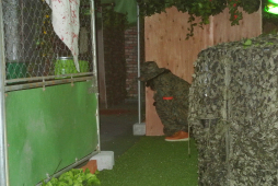 画像ギャラリー No.028のサムネイル画像 / 「バイオハザード リベレーションズ2」とサバゲーフィールド「ASOBIBA」とのコラボが開催中。「脱出」と「救出」をテーマにした特別ルール戦を体験してきた