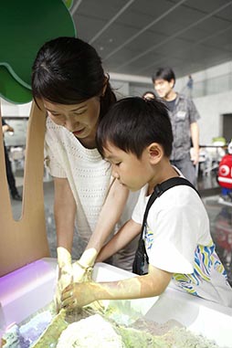 画像ギャラリー No.009のサムネイル画像 / 映像技術と砂遊びが融合した「え〜でる すなば」が今秋稼働予定