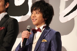 画像ギャラリー No.005のサムネイル画像 / 正装の刀剣男士がレッドカーペットに登場! 「映画刀剣乱舞」三日月宗近役・鈴木拡樹氏ほかキャストが語る驚きの撮影裏話とは?