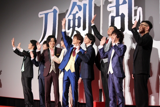 画像ギャラリー No.016のサムネイル画像 / 正装の刀剣男士がレッドカーペットに登場! 「映画刀剣乱舞」三日月宗近役・鈴木拡樹氏ほかキャストが語る驚きの撮影裏話とは?