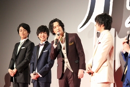 画像ギャラリー No.018のサムネイル画像 / 正装の刀剣男士がレッドカーペットに登場! 「映画刀剣乱舞」三日月宗近役・鈴木拡樹氏ほかキャストが語る驚きの撮影裏話とは?