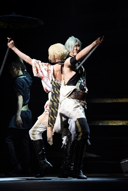 画像ギャラリー No.010のサムネイル画像 / 髭切と膝丸が生み出す世界に圧倒された。「ミュージカル『刀剣乱舞』 髭切膝丸 双騎出陣2019 〜SOGA〜」ゲネプロ公演をレポート