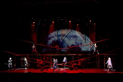 ミュージカル『刀剣乱舞』 ―東京心覚―」の舞台写真が公開。ライブ配信