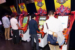 画像ギャラリー No.023のサムネイル画像 / カプコン×マーベラスの「モンスターハンター スピリッツ 稼働記念プレス発表会」をレポート。ザ・たっちがコンビの絆を深める戦いを見せる