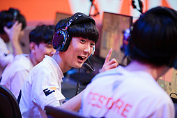 ���������꡼ No.002�Υ���ͥ������ / ����Ρ�Overwatch League�ס���ǰ���٤���1����������1���ơ����ϡ�London Spitfire���ץ쥤���դ򾡤�ȴ���ƾ���