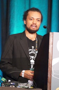 ²èÁü¥®¥ã¥é¥ê¡¼ No.005¤Î¥µ¥à¥Í¥¤¥ë²èÁü / ¡ÎGDC 2018¡ÏÂç³Øµ¡´Ø¤Ç°é¤Þ¤ì¤ëe¥¹¥Ý¡¼¥Ä¤Î²ê¡£Áª¼ê¤Ë¤Ï¾©³Ø¶â¤â»Ùµë¤µ¤ì¤ë¥Þ¥¤¥¢¥ßÂç³Ø¤Î¼ÂÎã¤ò¾Ò²ð