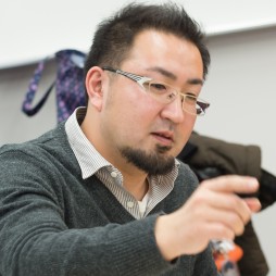 画像ギャラリー No.004のサムネイル画像 / ダンガンロンパの生みの親,小高氏との舌戦バトルが勃発。男色ディーノのカードゲイム「ダンガンロンパ 超高校級の人狼 MANIAX」体験レポート