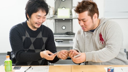 画像ギャラリー No.012のサムネイル画像 / ダンガンロンパの生みの親,小高氏との舌戦バトルが勃発。男色ディーノのカードゲイム「ダンガンロンパ 超高校級の人狼 MANIAX」体験レポート