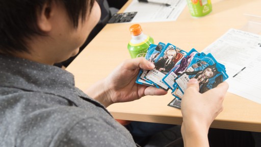 画像ギャラリー No.014のサムネイル画像 / ダンガンロンパの生みの親,小高氏との舌戦バトルが勃発。男色ディーノのカードゲイム「ダンガンロンパ 超高校級の人狼 MANIAX」体験レポート