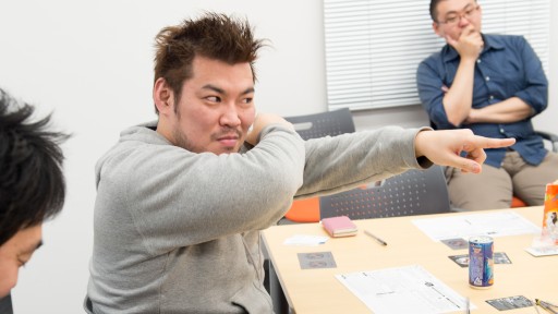 画像ギャラリー No.015のサムネイル画像 / ダンガンロンパの生みの親,小高氏との舌戦バトルが勃発。男色ディーノのカードゲイム「ダンガンロンパ 超高校級の人狼 MANIAX」体験レポート