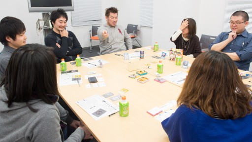 画像ギャラリー No.016のサムネイル画像 / ダンガンロンパの生みの親,小高氏との舌戦バトルが勃発。男色ディーノのカードゲイム「ダンガンロンパ 超高校級の人狼 MANIAX」体験レポート