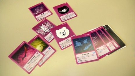 画像ギャラリー No.027のサムネイル画像 / ダンガンロンパの生みの親,小高氏との舌戦バトルが勃発。男色ディーノのカードゲイム「ダンガンロンパ 超高校級の人狼 MANIAX」体験レポート