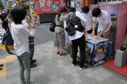画像集#005のサムネイル/「世界樹の迷宮V」本日限りの発売記念抽選会が東京と大阪で開催中。秋葉原のフードコート「B-1グランプリ食堂」ではオリジナルコースターがもらえるコラボもスタート