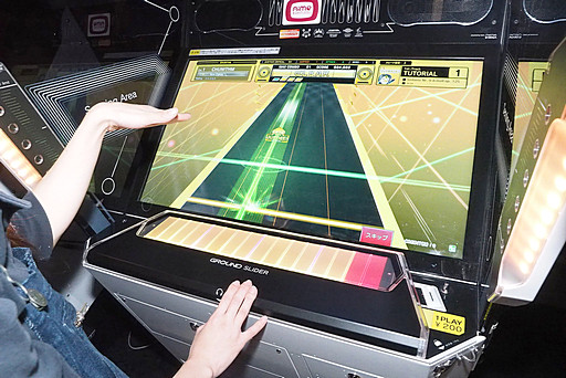 画像集#013のサムネイル/空間を切り裂くエア操作! セガが放つ新感覚音楽ゲーム「CHUNITHM(チュウニズム)」の秋葉原でのロケーションテストをレポート