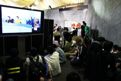 画像ギャラリー No.006のサムネイル画像 / 「RAGE ストリートファイターV」のオフライン予選レポート。6月10日の決勝に向けて,プロ・アマ200人以上のプレイヤーが激突