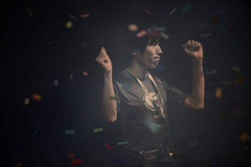 画像ギャラリー No.003のサムネイル画像 / Capcom Cup Finals,優勝はももち選手! 「ストリートファイターV」の新トレイラーにはナッシュとおぼしきキャラクターの姿も