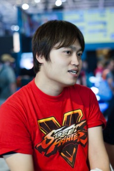 画像ギャラリー No.002のサムネイル画像 / 「ストリートファイターV」は“深み”を悟るのが難しいゲームになる。カプコン杉山Pと中山D,そしてプランナーのヲシゲ氏が占う,2016年のプレイシーン