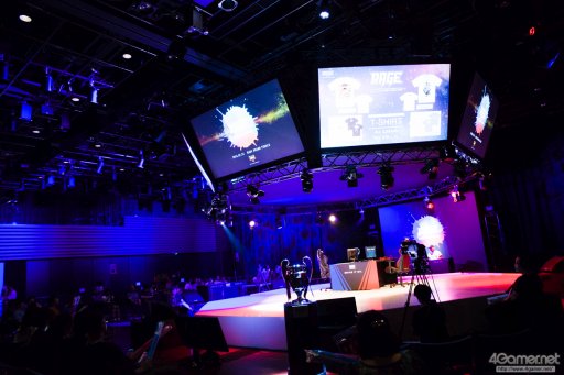 画像ギャラリー No.002のサムネイル画像 / 8時間にわたる激闘が繰り広げられた「RAGE Vol .2 GRAND FINALS」ストV部門フォトレポート。謎のサプライズゲストに会場は大盛り上がり