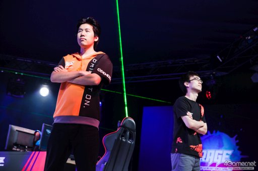 画像ギャラリー No.003のサムネイル画像 / 8時間にわたる激闘が繰り広げられた「RAGE Vol .2 GRAND FINALS」ストV部門フォトレポート。謎のサプライズゲストに会場は大盛り上がり