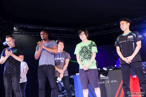 画像ギャラリー No.004のサムネイル画像 / 8時間にわたる激闘が繰り広げられた「RAGE Vol .2 GRAND FINALS」ストV部門フォトレポート。謎のサプライズゲストに会場は大盛り上がり