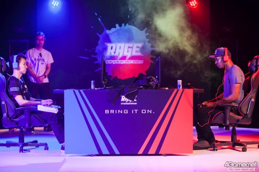 画像ギャラリー No.007のサムネイル画像 / 8時間にわたる激闘が繰り広げられた「RAGE Vol .2 GRAND FINALS」ストV部門フォトレポート。謎のサプライズゲストに会場は大盛り上がり