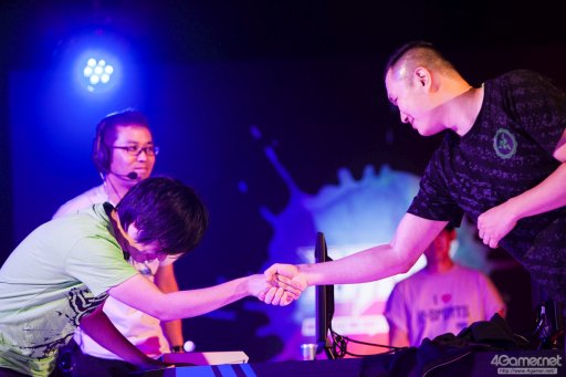 画像ギャラリー No.011のサムネイル画像 / 8時間にわたる激闘が繰り広げられた「RAGE Vol .2 GRAND FINALS」ストV部門フォトレポート。謎のサプライズゲストに会場は大盛り上がり