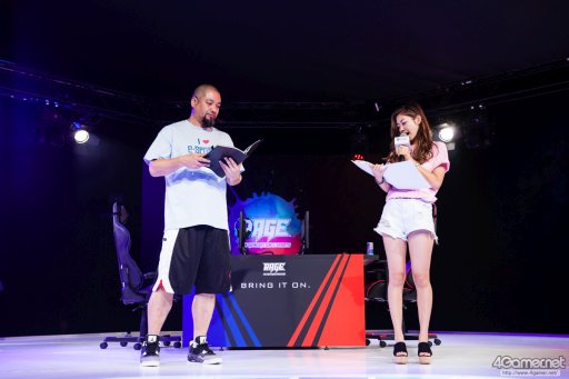 画像ギャラリー No.014のサムネイル画像 / 8時間にわたる激闘が繰り広げられた「RAGE Vol .2 GRAND FINALS」ストV部門フォトレポート。謎のサプライズゲストに会場は大盛り上がり