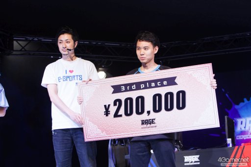 画像ギャラリー No.017のサムネイル画像 / 8時間にわたる激闘が繰り広げられた「RAGE Vol .2 GRAND FINALS」ストV部門フォトレポート。謎のサプライズゲストに会場は大盛り上がり