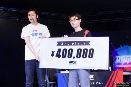 画像ギャラリー No.018のサムネイル画像 / 8時間にわたる激闘が繰り広げられた「RAGE Vol .2 GRAND FINALS」ストV部門フォトレポート。謎のサプライズゲストに会場は大盛り上がり