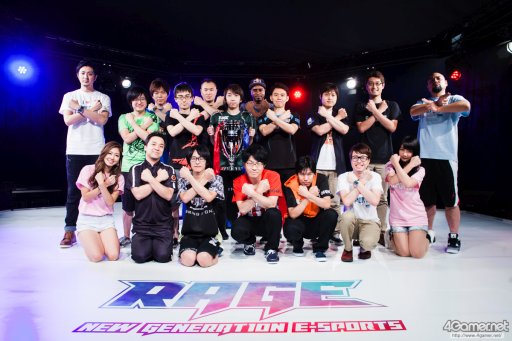 画像ギャラリー No.020のサムネイル画像 / 8時間にわたる激闘が繰り広げられた「RAGE Vol .2 GRAND FINALS」ストV部門フォトレポート。謎のサプライズゲストに会場は大盛り上がり