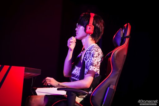 画像ギャラリー No.031のサムネイル画像 / 8時間にわたる激闘が繰り広げられた「RAGE Vol .2 GRAND FINALS」ストV部門フォトレポート。謎のサプライズゲストに会場は大盛り上がり