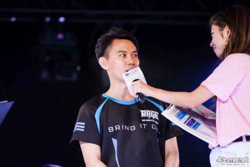 画像ギャラリー No.033のサムネイル画像 / 8時間にわたる激闘が繰り広げられた「RAGE Vol .2 GRAND FINALS」ストV部門フォトレポート。謎のサプライズゲストに会場は大盛り上がり