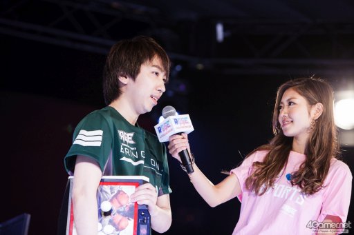 画像ギャラリー No.036のサムネイル画像 / 8時間にわたる激闘が繰り広げられた「RAGE Vol .2 GRAND FINALS」ストV部門フォトレポート。謎のサプライズゲストに会場は大盛り上がり