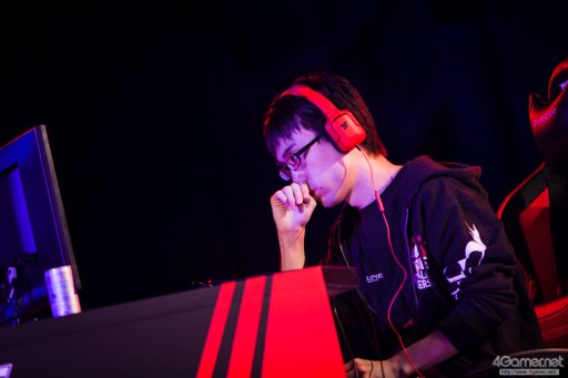 画像ギャラリー No.038のサムネイル画像 / 8時間にわたる激闘が繰り広げられた「RAGE Vol .2 GRAND FINALS」ストV部門フォトレポート。謎のサプライズゲストに会場は大盛り上がり