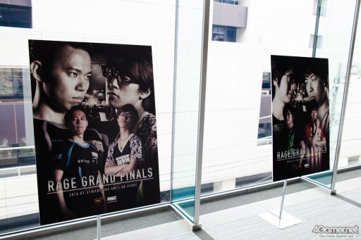 画像ギャラリー No.040のサムネイル画像 / 8時間にわたる激闘が繰り広げられた「RAGE Vol .2 GRAND FINALS」ストV部門フォトレポート。謎のサプライズゲストに会場は大盛り上がり