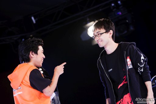 画像ギャラリー No.041のサムネイル画像 / 8時間にわたる激闘が繰り広げられた「RAGE Vol .2 GRAND FINALS」ストV部門フォトレポート。謎のサプライズゲストに会場は大盛り上がり