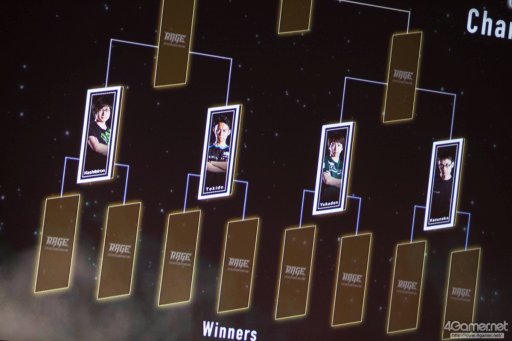 画像ギャラリー No.043のサムネイル画像 / 8時間にわたる激闘が繰り広げられた「RAGE Vol .2 GRAND FINALS」ストV部門フォトレポート。謎のサプライズゲストに会場は大盛り上がり