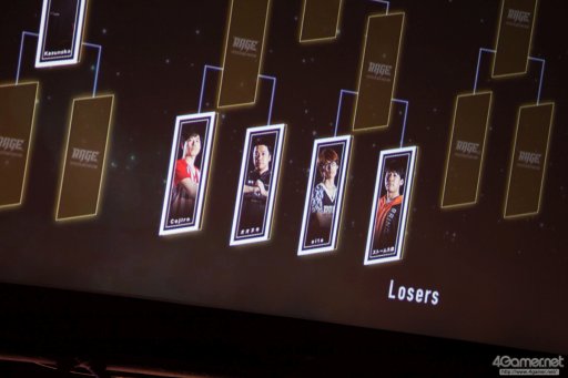 画像ギャラリー No.044のサムネイル画像 / 8時間にわたる激闘が繰り広げられた「RAGE Vol .2 GRAND FINALS」ストV部門フォトレポート。謎のサプライズゲストに会場は大盛り上がり