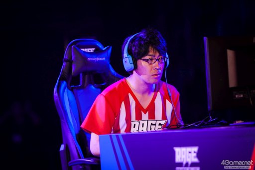 画像ギャラリー No.045のサムネイル画像 / 8時間にわたる激闘が繰り広げられた「RAGE Vol .2 GRAND FINALS」ストV部門フォトレポート。謎のサプライズゲストに会場は大盛り上がり