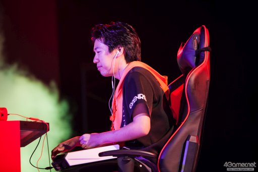 画像ギャラリー No.049のサムネイル画像 / 8時間にわたる激闘が繰り広げられた「RAGE Vol .2 GRAND FINALS」ストV部門フォトレポート。謎のサプライズゲストに会場は大盛り上がり