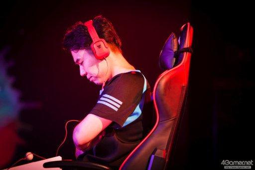 画像ギャラリー No.057のサムネイル画像 / 8時間にわたる激闘が繰り広げられた「RAGE Vol .2 GRAND FINALS」ストV部門フォトレポート。謎のサプライズゲストに会場は大盛り上がり