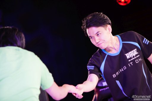 画像ギャラリー No.058のサムネイル画像 / 8時間にわたる激闘が繰り広げられた「RAGE Vol .2 GRAND FINALS」ストV部門フォトレポート。謎のサプライズゲストに会場は大盛り上がり