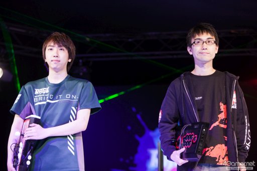 画像ギャラリー No.059のサムネイル画像 / 8時間にわたる激闘が繰り広げられた「RAGE Vol .2 GRAND FINALS」ストV部門フォトレポート。謎のサプライズゲストに会場は大盛り上がり