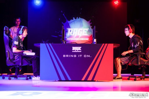 画像ギャラリー No.060のサムネイル画像 / 8時間にわたる激闘が繰り広げられた「RAGE Vol .2 GRAND FINALS」ストV部門フォトレポート。謎のサプライズゲストに会場は大盛り上がり