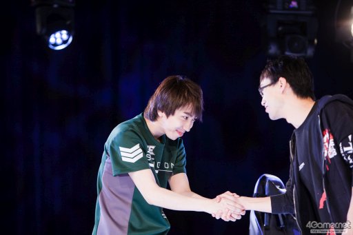 画像ギャラリー No.061のサムネイル画像 / 8時間にわたる激闘が繰り広げられた「RAGE Vol .2 GRAND FINALS」ストV部門フォトレポート。謎のサプライズゲストに会場は大盛り上がり