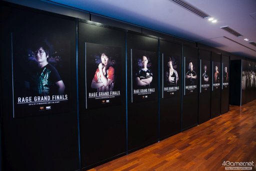 画像ギャラリー No.062のサムネイル画像 / 8時間にわたる激闘が繰り広げられた「RAGE Vol .2 GRAND FINALS」ストV部門フォトレポート。謎のサプライズゲストに会場は大盛り上がり